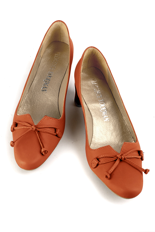 Clementine orange women's dress pumps, with a knot on the front. Round toe. Low kitten heels. Top view - Florence KOOIJMAN